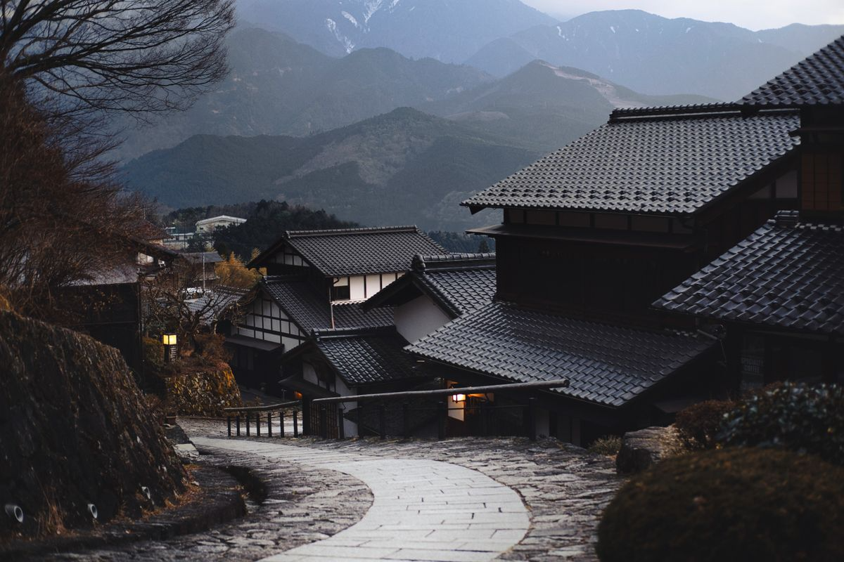 分镜用的场景：日本山间古镇