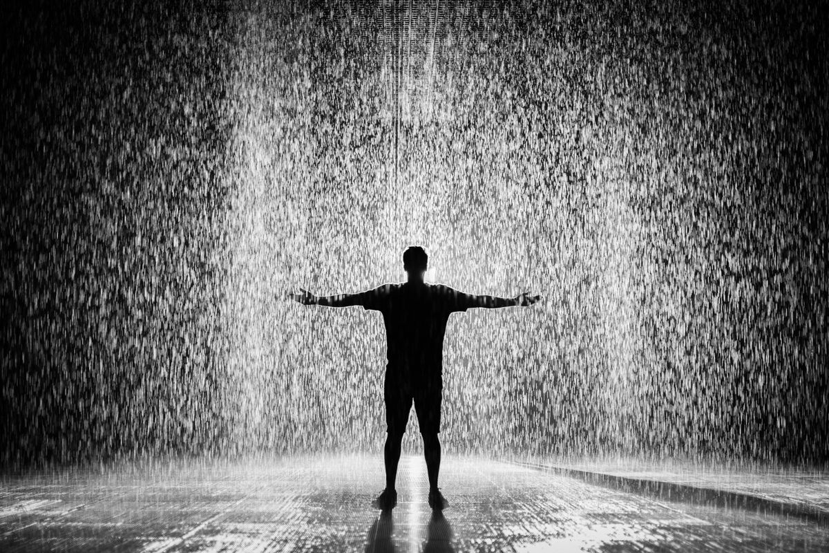 分镜用的关键画面：雨中张臂剪影